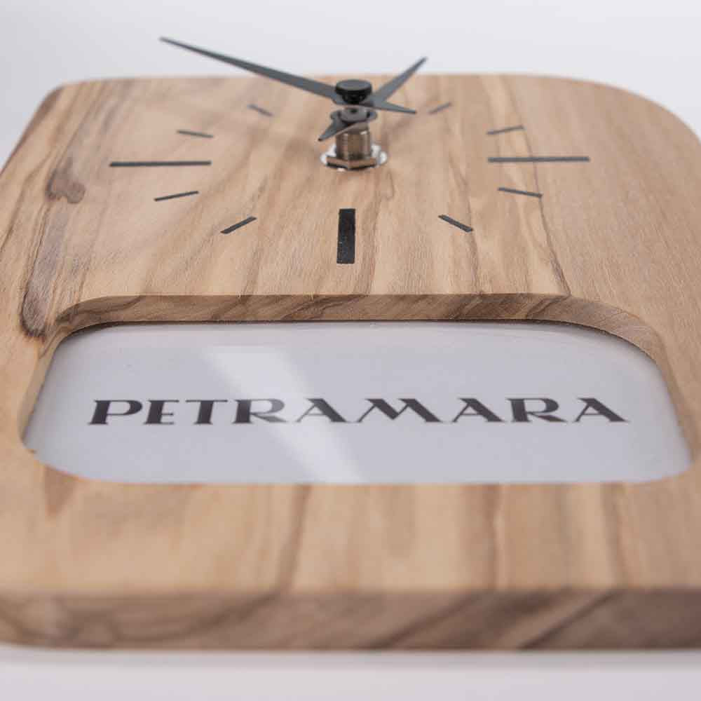 Orologio portafoto in ulivo visto dal basso, mostrando la stabilità della base e la texture dettagliata del legno.