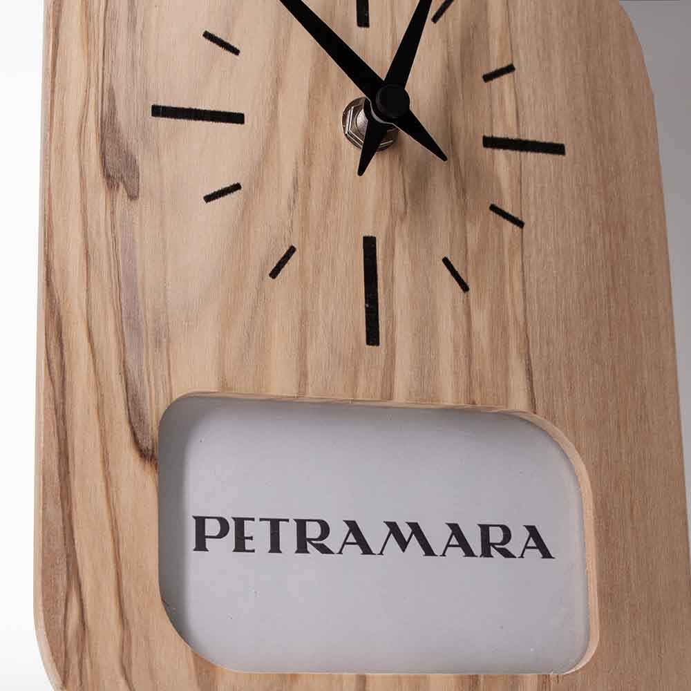 Orologio portafoto in ulivo con vista frontale, mostrando la cornice per foto e il quadrante dell'orologio con eleganti finiture.