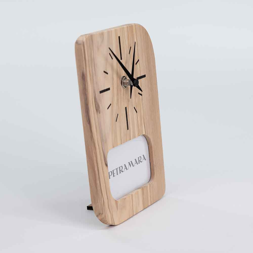 Vista laterale dell'orologio portafoto in ulivo, evidenziando lo spessore del legno e la lavorazione artigianale del prodotto.