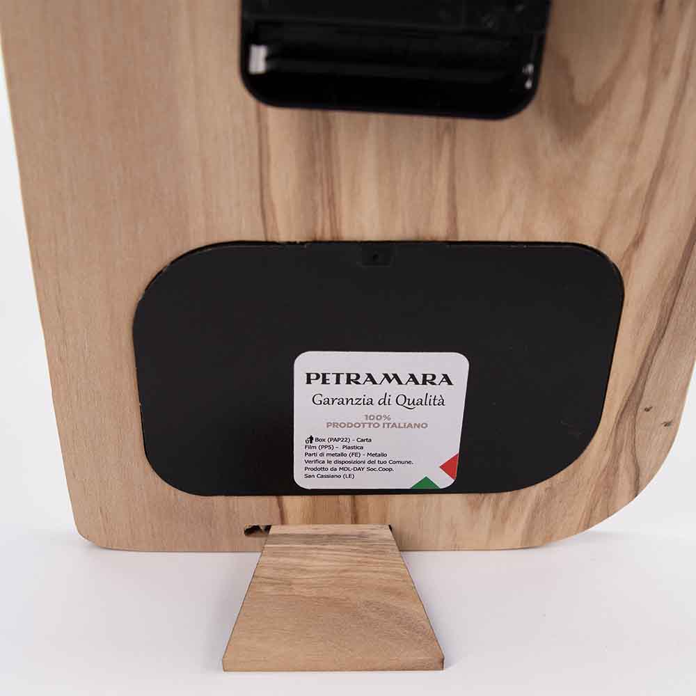 Vista ravvicinata del piedino di supporto dell'orologio portafoto in ulivo, che assicura la stabilità su superfici piane.