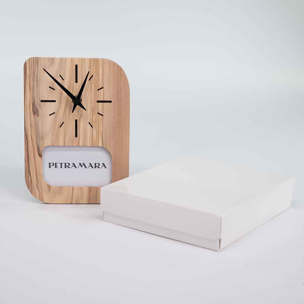 Orologio portafoto in ulivo con scatola di confezione affiancata, esaltando l’eleganza della presentazione del prodotto.