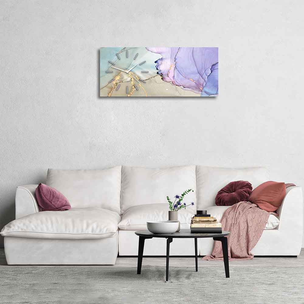 Orologio in plexiglass con pattern fluido nei toni del rosa e dell’oro, situato in un raffinato soggiorno contemporaneo.