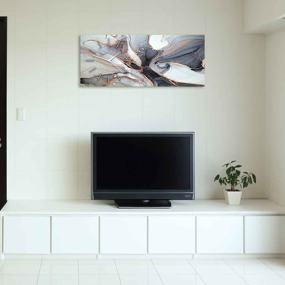 Orologio in plexiglass con decorazione effetto marmo grigio, dal design sofisticato e neutro adatto a qualsiasi ambiente.