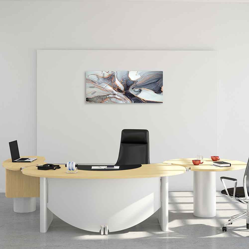 Orologio in plexiglass con effetto marmo grigio ondulato, perfetto per ambienti di lavoro o uffici di design contemporaneo.