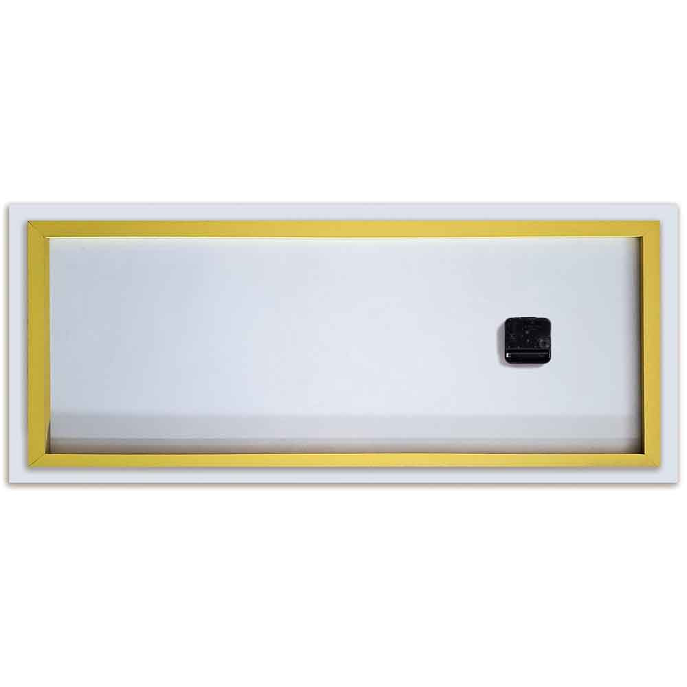 Retro dell'orologio in plexiglass con onde marine su bagnasciuga, evidenziando il meccanismo e la struttura di supporto.