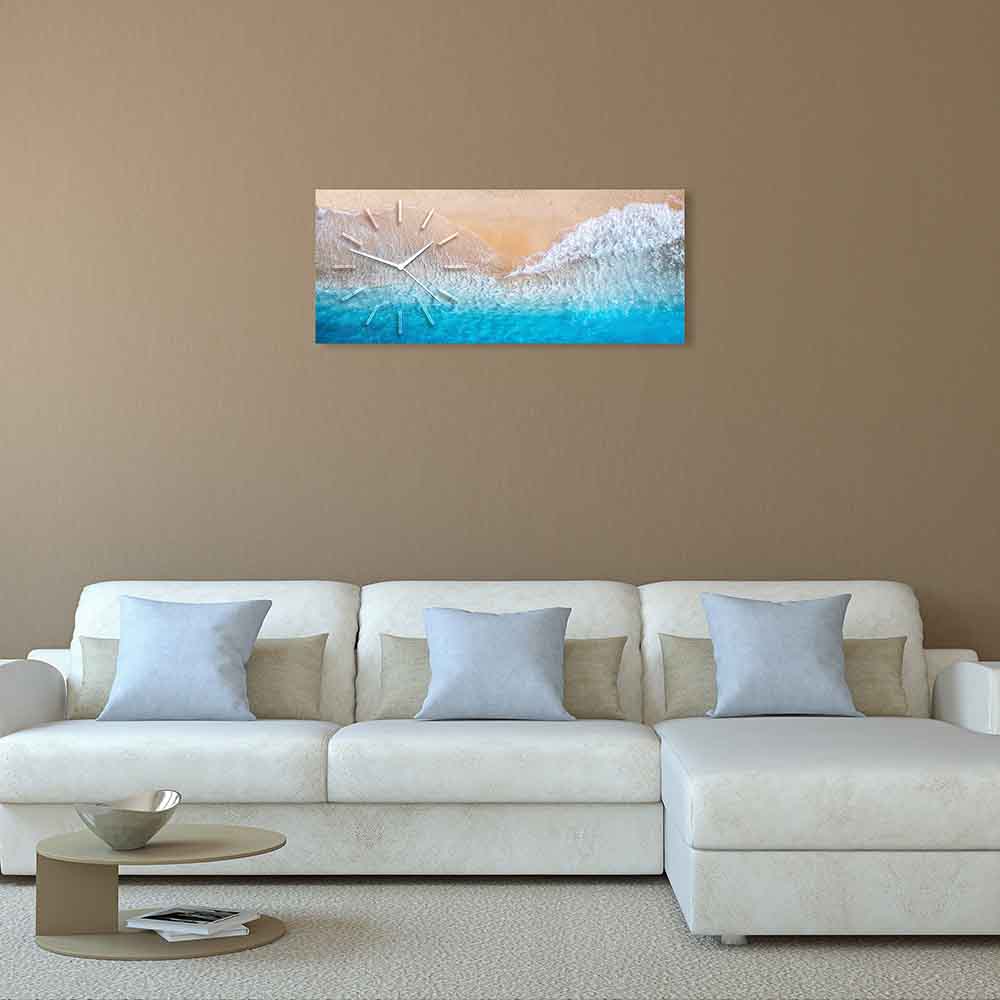 Orologio in plexiglass con effetto onde marine in tonalità blu, collocato in un soggiorno dal design fresco e moderno.