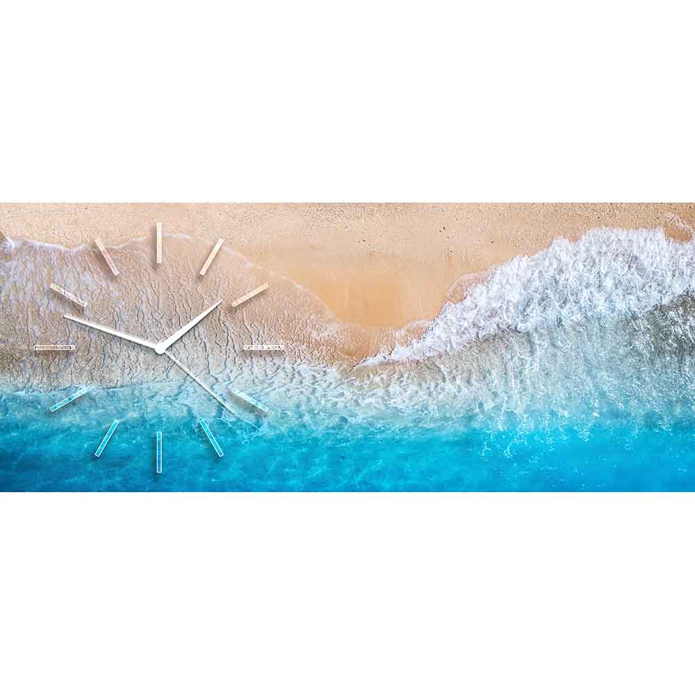 Orologio in plexiglass con vista aerea sul mare, onde cristalline che sfumano dal blu intenso alla sabbia dorata, ideale per chi ama il mare e relax.
