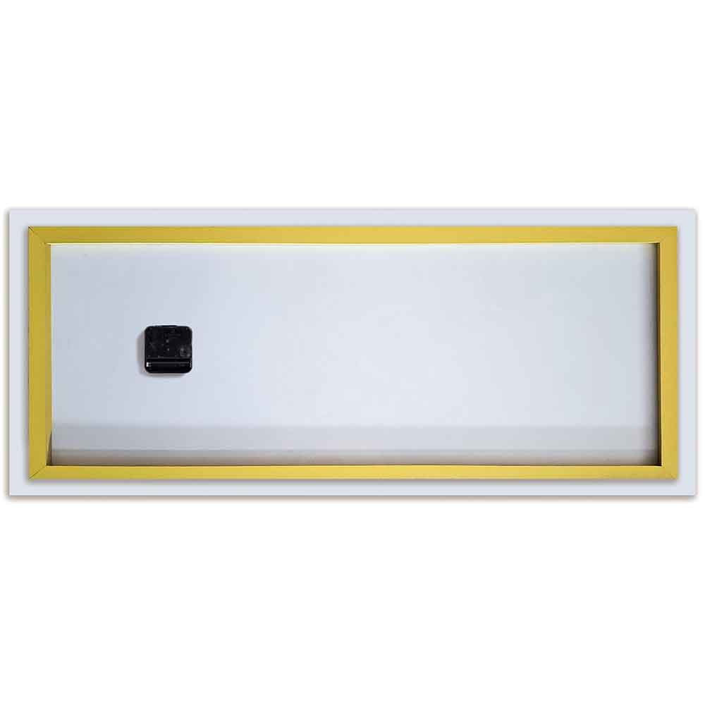 Retro dell'orologio in plexiglass con motivo di piume blu cangianti, evidenziando il sistema di fissaggio e la struttura.