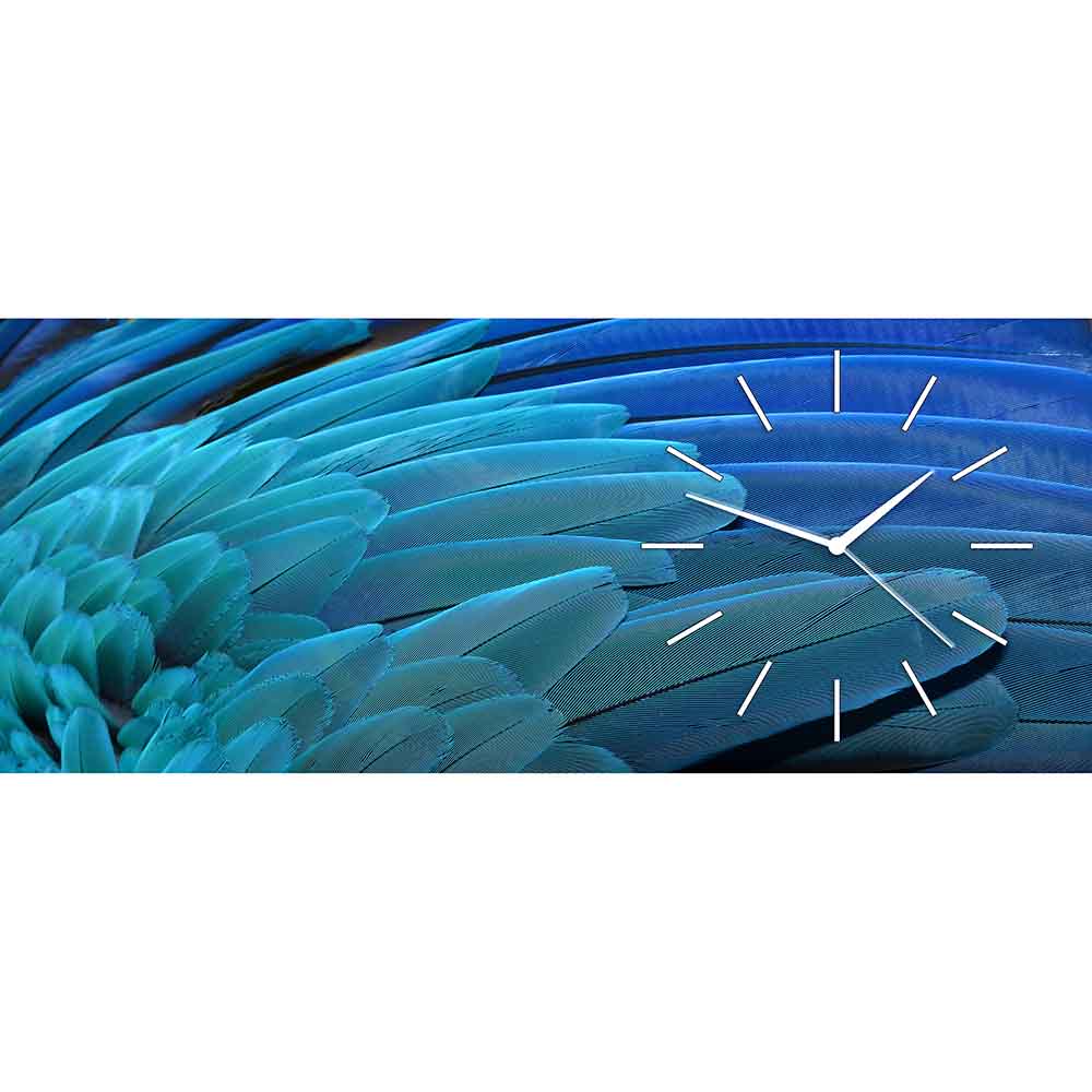 Orologio in plexiglass con decorazione di piume blu con sfumature vibranti, perfetto per ambienti raffinati e rilassanti.