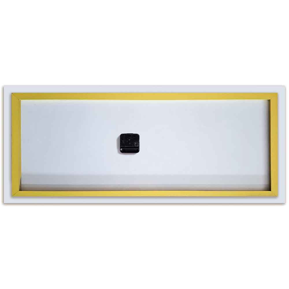 Retro dell'orologio in plexiglass con alberi alti e un sentiero che attraversa il paesaggio, mostrando il meccanismo e il supporto.