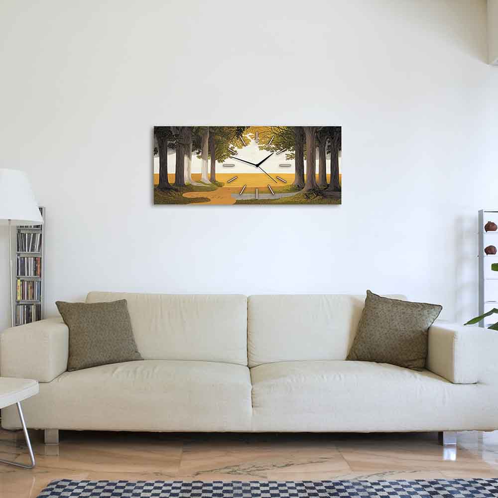Orologio in plexiglass con decorazione naturale di una foresta con toni caldi, posizionato sopra un divano in un ambiente caldo e accogliente.