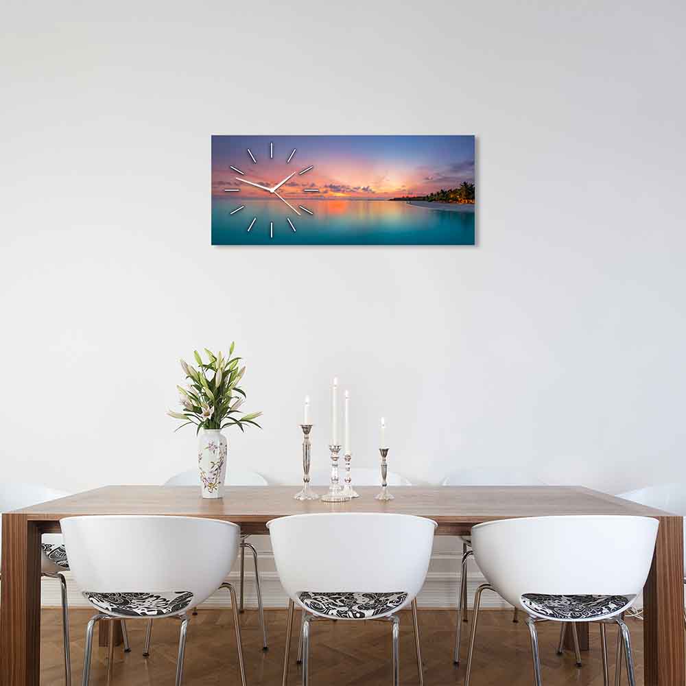 Orologio in plexiglass con tramonto tropicale in sfumature calde, posizionato in una cucina moderna per un tocco esotico.