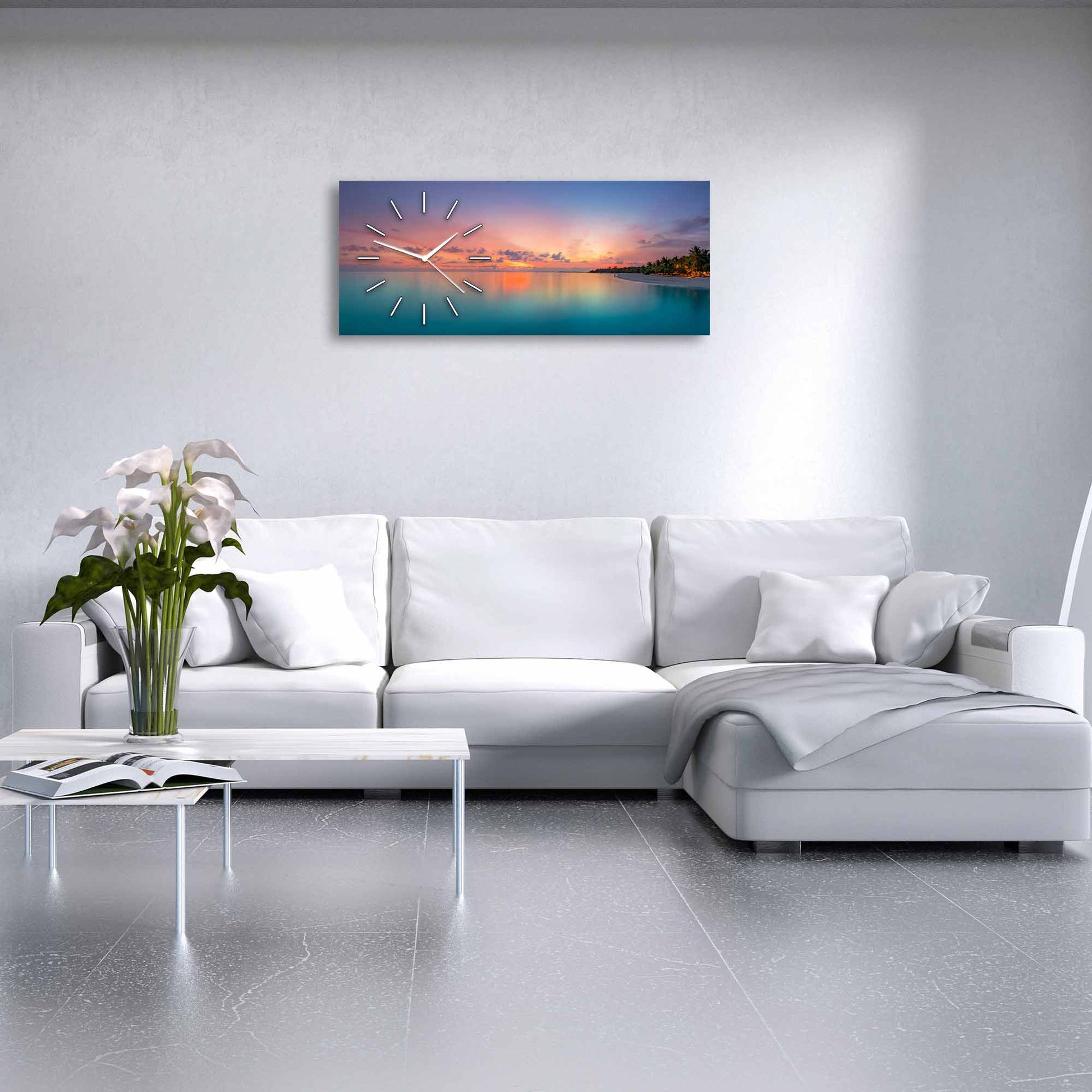 Orologio in plexiglass con illustrazione di un tramonto tropicale dai toni caldi, collocato in un soggiorno elegante e accogliente.
