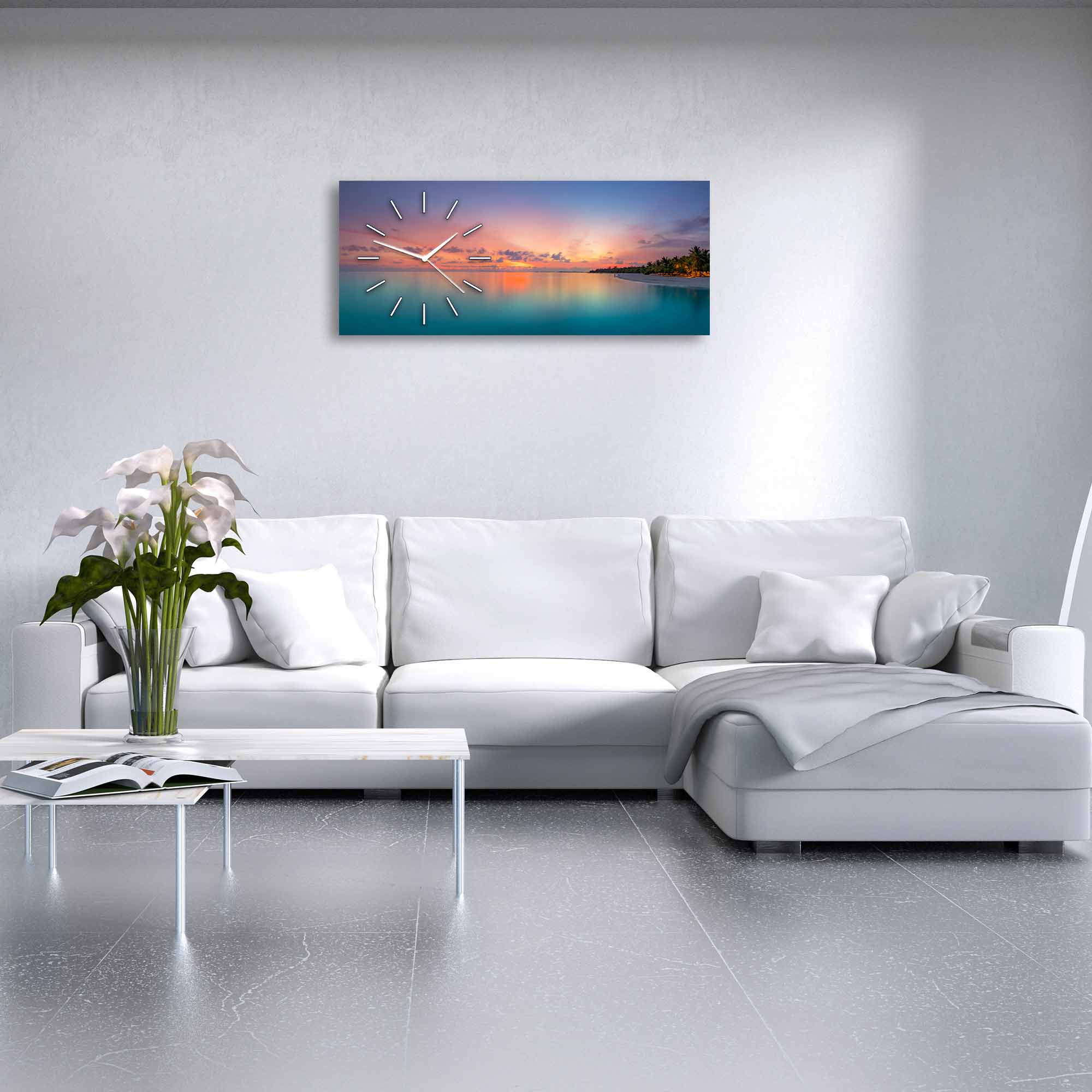 Orologio in plexiglass con illustrazione di un tramonto tropicale dai toni caldi, collocato in un soggiorno elegante e accogliente.