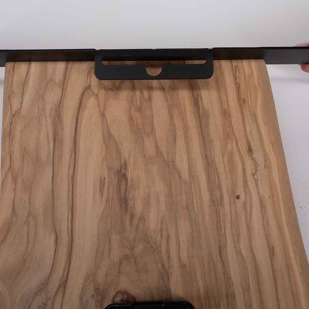 Retro dell'orologio ulivo acciaio da parete, con focus sul gancio per il fissaggio alla parete.