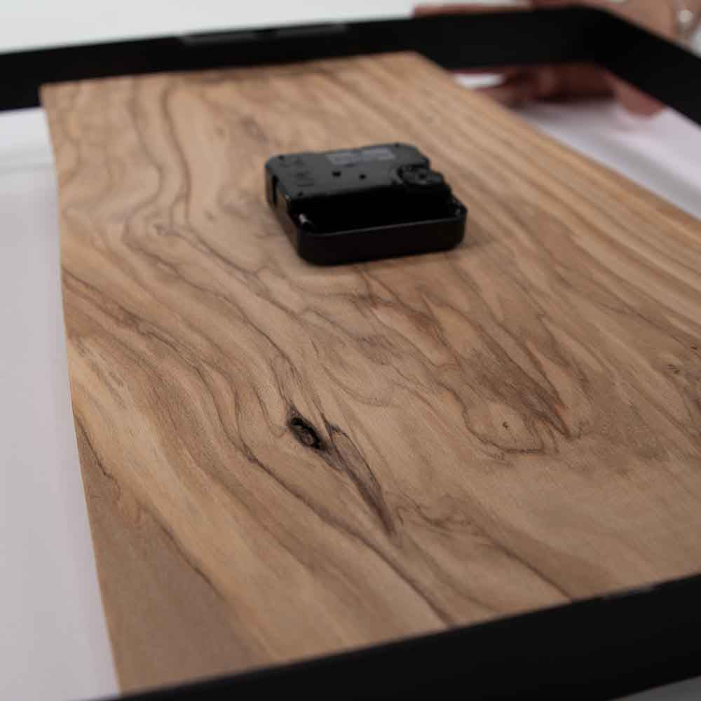 Primo piano del meccanismo dell'orologio ulivo acciaio da parete, dettagli precisi del funzionamento.