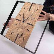 Vista laterale dell'orologio ulivo acciaio da parete, prospettiva che evidenzia profondità e materiali.