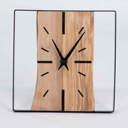 Vista frontale dell'orologio ulivo acciaio da tavolo, con quadrante chiaro e dettagli eleganti.