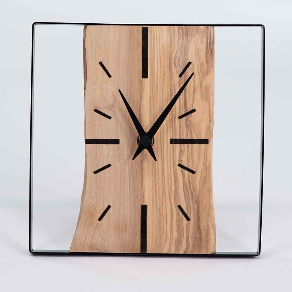 Vista frontale dell'orologio ulivo acciaio da tavolo, con quadrante chiaro e dettagli eleganti.