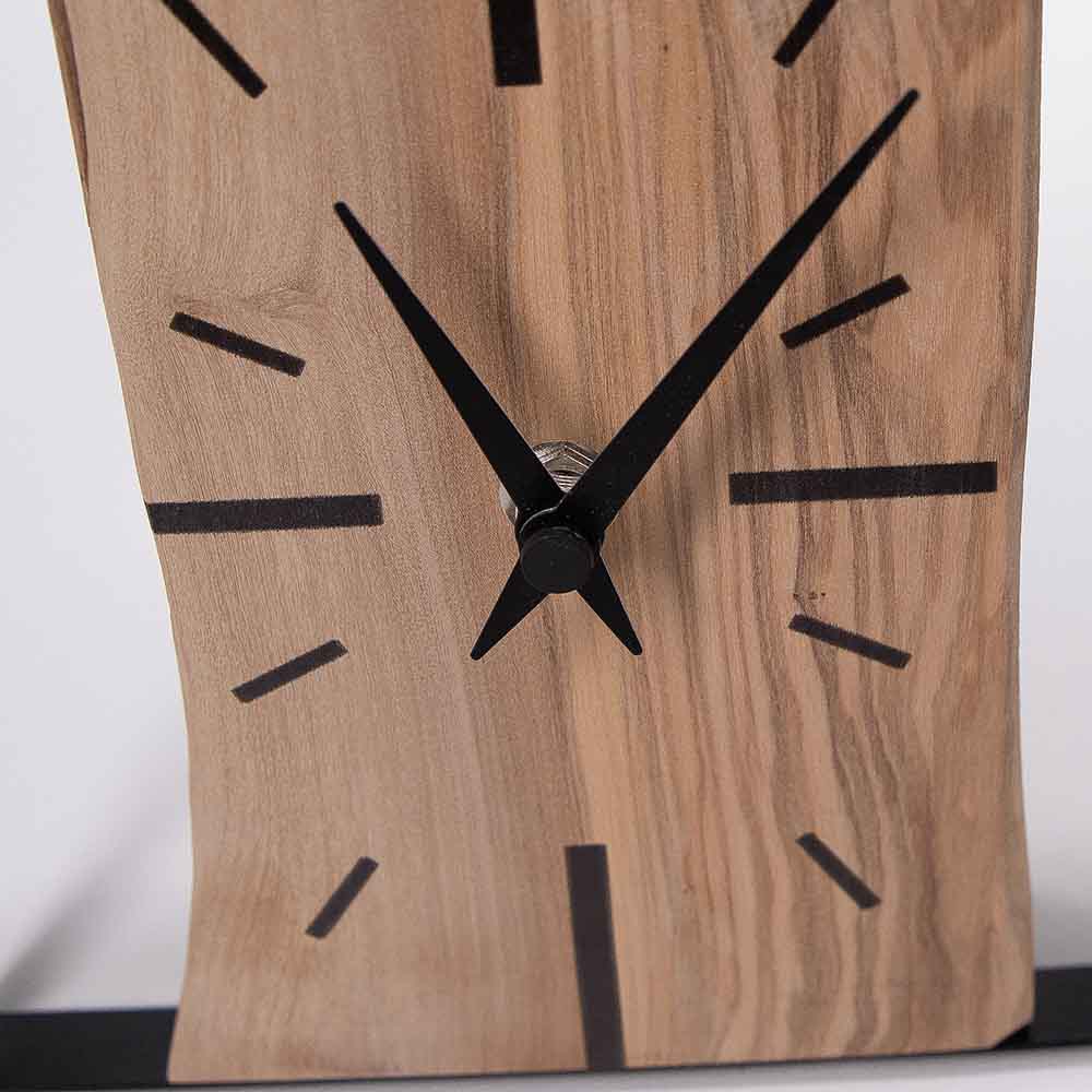 Dettaglio delle lancette dell'orologio ulivo acciaio da tavolo, design elegante e contrasto con il legno.