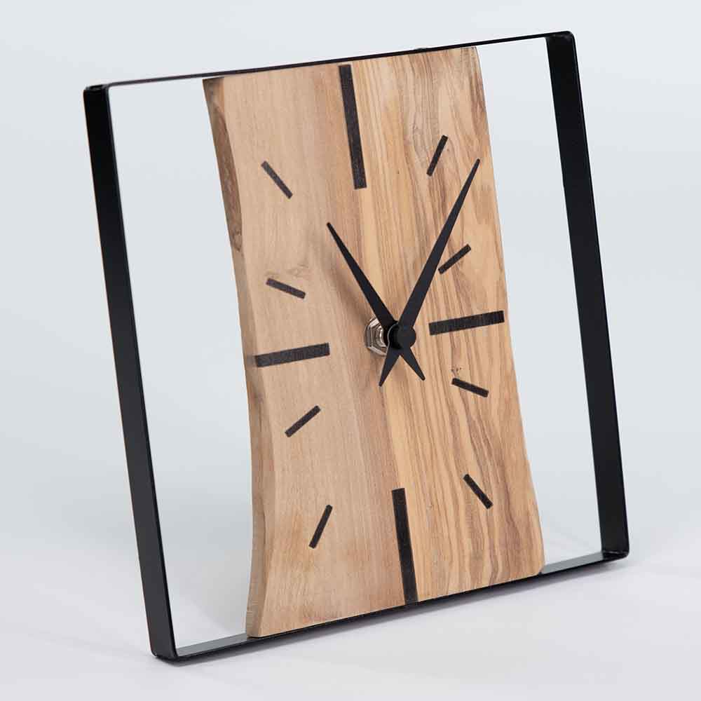 Vista laterale dell'orologio ulivo acciaio da tavolo, mettendo in evidenza lo spessore del legno e la struttura in acciaio.