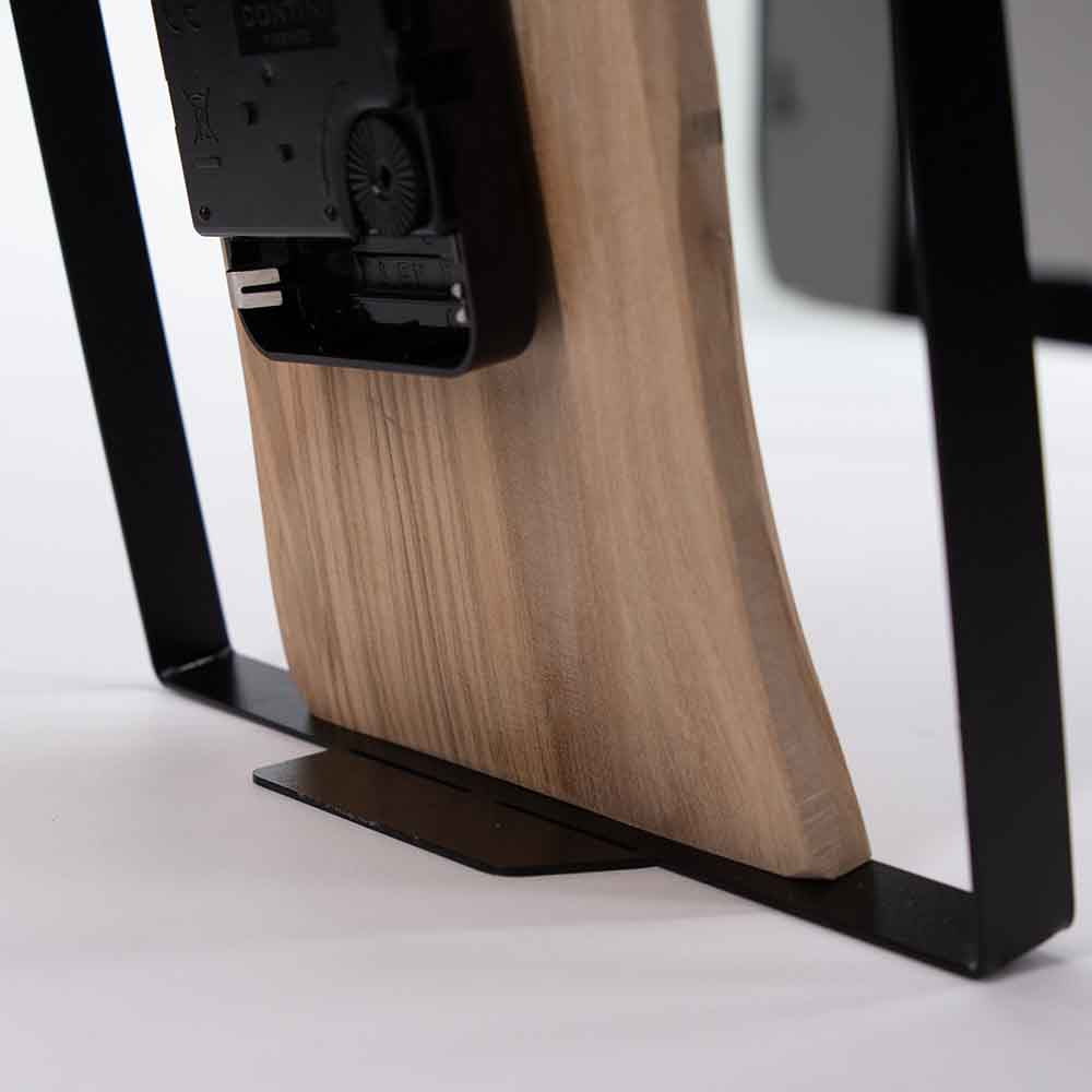 Vista del piede dell'orologio ulivo acciaio da tavolo, supporto stabile e design curato.