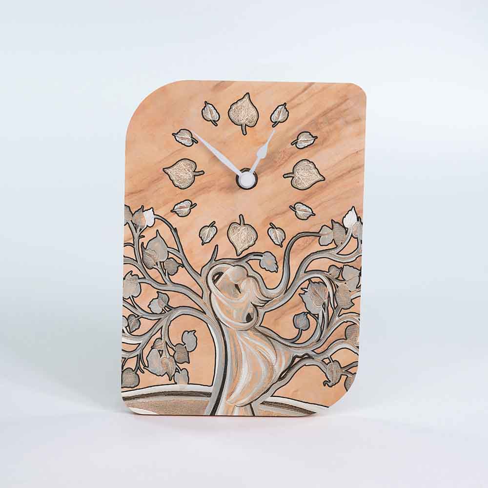 Orologio in ulivo da tavolo con sagoma stilizzata di due figure abbracciate, figure che evocano un legame profondo.