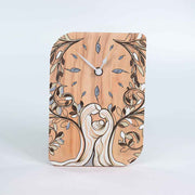 Orologio in ulivo da tavolo con decoro di albero della famiglia, rami stilizzati che simboleggiano radici e legami profondi.