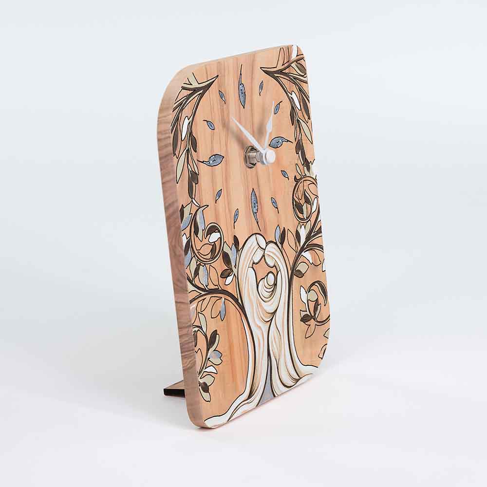 Vista laterale di un orologio in ulivo con motivo albero della famiglia, mostrando i dettagli e la struttura solida del legno.