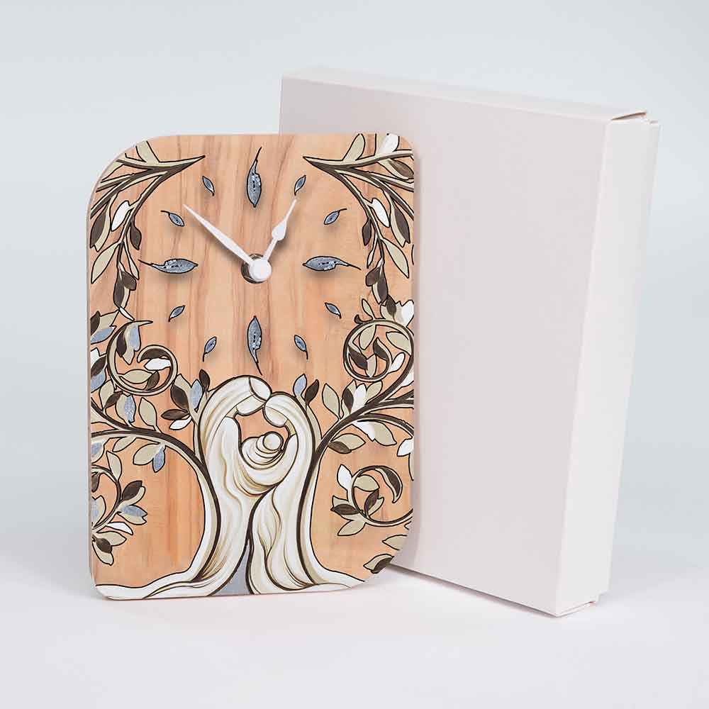 Orologio in ulivo da tavolo con decoro albero della famiglia, presentato insieme alla sua scatola, perfetto per un dono significativo.