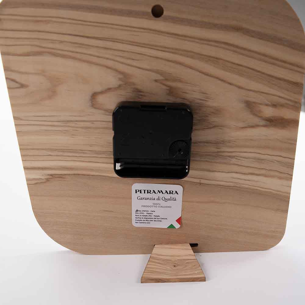 Orologio in ulivo da tavolo piccolo con piedino di supporto, design compatto ed elegante con dettagli in legno naturale.