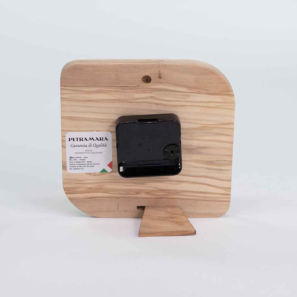 Retro di un orologio in ulivo da tavolo piccolo, mostrando la finitura in legno naturale e il meccanismo dell’orologio.