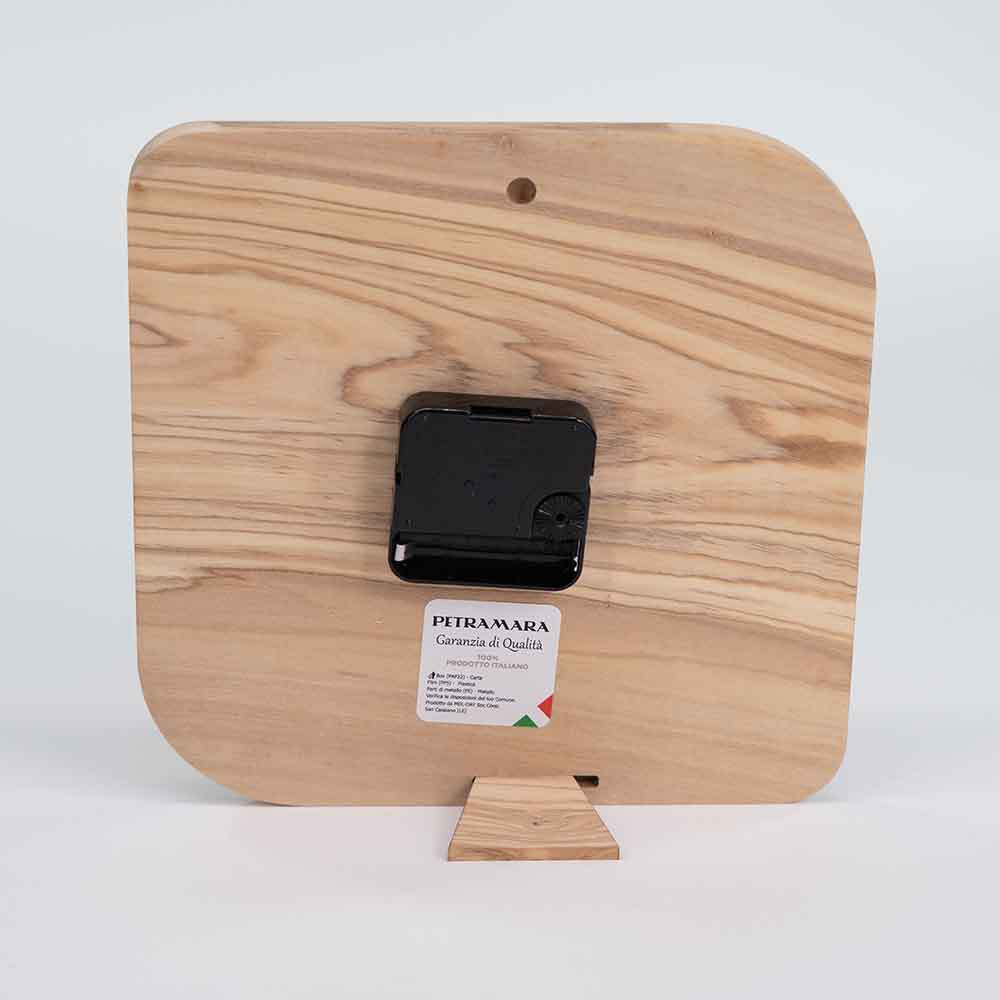 Retro di un orologio in ulivo da tavolo dal design quadrato, evidenziando la struttura in legno e il meccanismo dell'orologio a batteria.