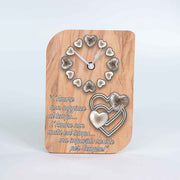 Orologio in ulivo da tavolo con decorazione di cuori intrecciati, simbolo d’amore e unione con dettagli eleganti e delicati.