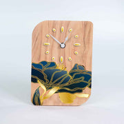 Orologio in ulivo da tavolo con decorazione floreale dorata, un mix di eleganza e natura con dettagli luminosi e raffinati.
