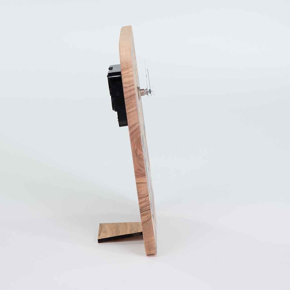 Orologio in ulivo da tavolo visto di lato, con bordo levigato e struttura compatta che esalta la naturalezza del legno.