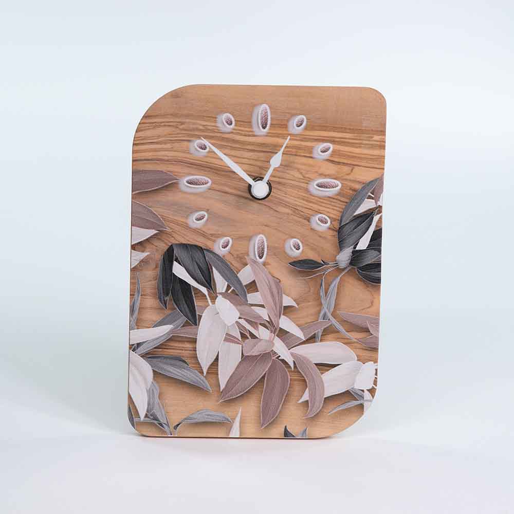 Orologio in ulivo da tavolo con elegante decoro di foglie intrecciate, simbolo di crescita e armonia naturale.