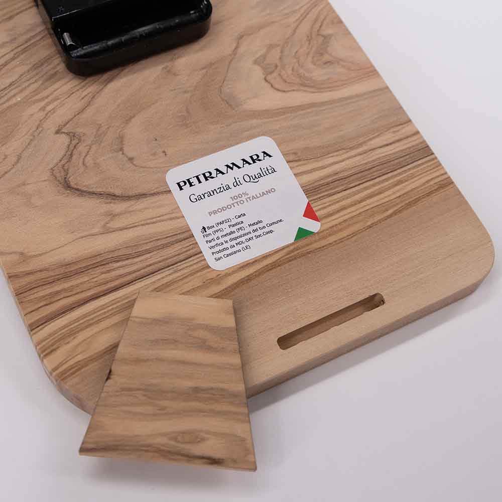 Retro di un orologio in ulivo da tavolo con piedino rimosso, con una superficie liscia che evidenzia la bellezza naturale del legno.