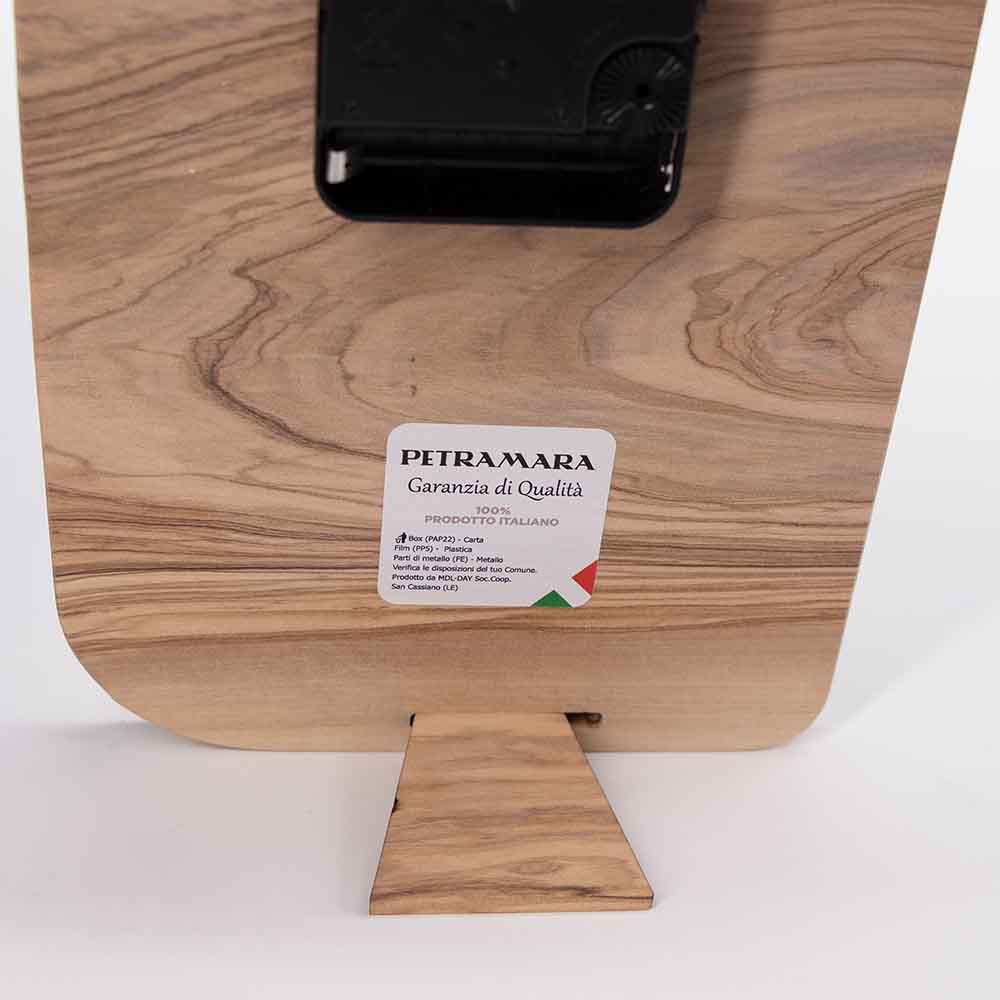 Vista posteriore di un orologio in ulivo da tavolo con piedino di supporto, per una stabilità ottimale e un design armonioso.