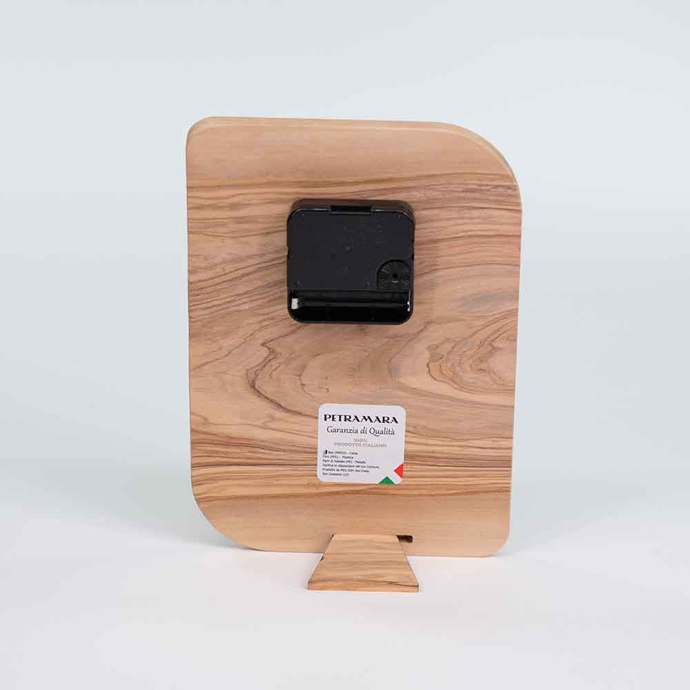 Retro di un orologio in ulivo da tavolo, con dettagli del meccanismo a batteria e texture naturale del legno pregiato.