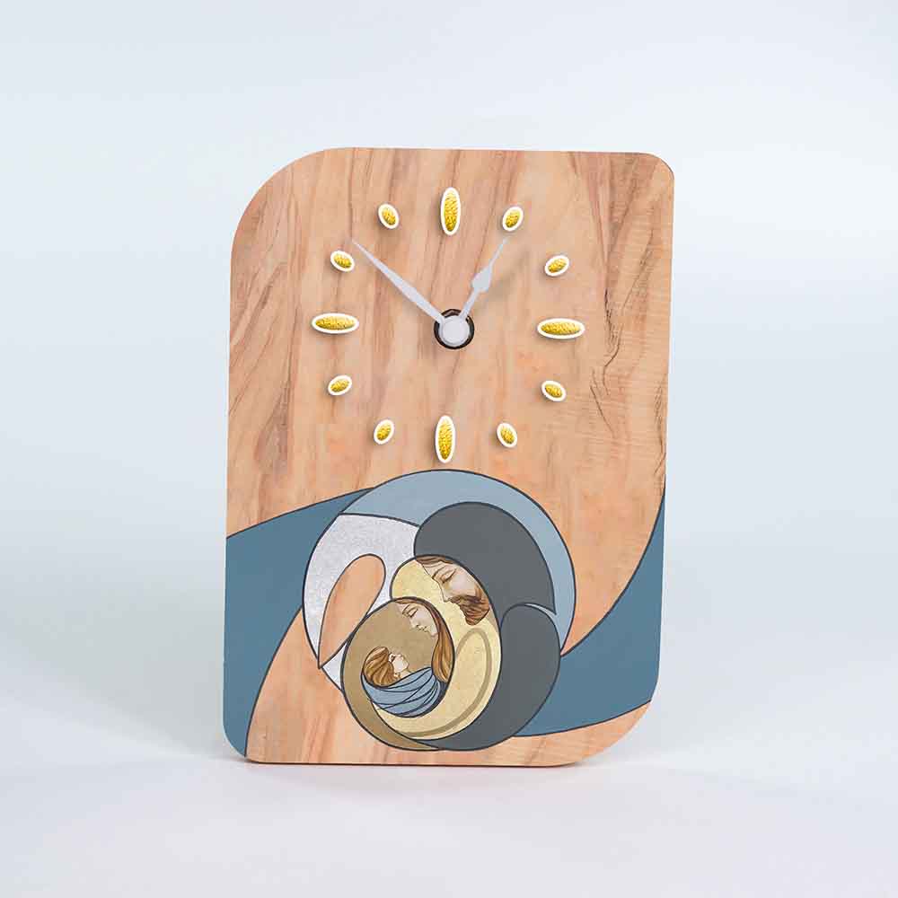 Orologio in ulivo da tavolo con decorazione Sacra Famiglia a colori, linee delicate e tonalità calde che esaltano il disegno.