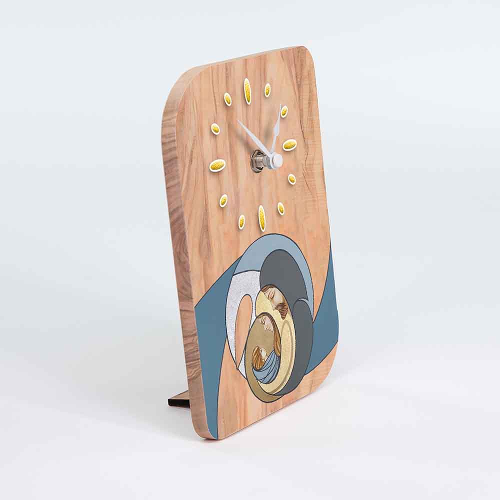 Vista laterale di un orologio in ulivo con Sacra Famiglia colorata, evidenziando la qualità del prodotto.