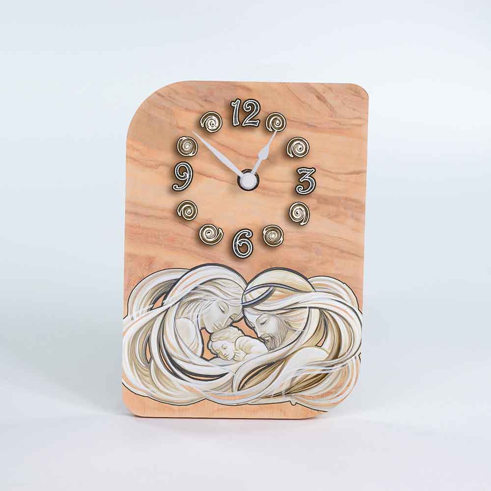 Orologio in ulivo da tavolo con motivo Sacra Famiglia, linee stilizzate e incise che evocano spiritualità e armonia.