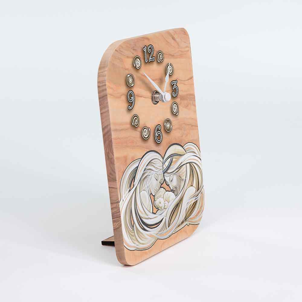 Vista laterale di un orologio in ulivo da tavolo con Sacra Famiglia, mostrando la profondità del disegno e la struttura elegante.