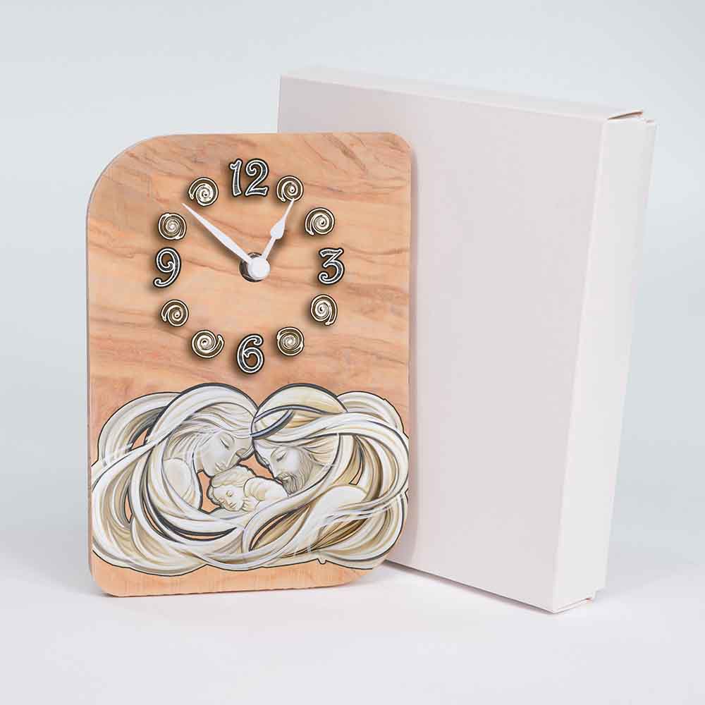 Orologio in ulivo da tavolo con decorazione Sacra Famiglia insieme alla sua confezione, ideale per un regalo simbolico e raffinato.