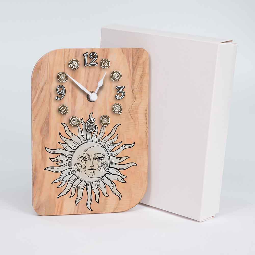 Orologio in ulivo da tavolo con sole e luna intrecciati, affiancato dalla sua scatola, adatto per un dono raffinato e simbolico.