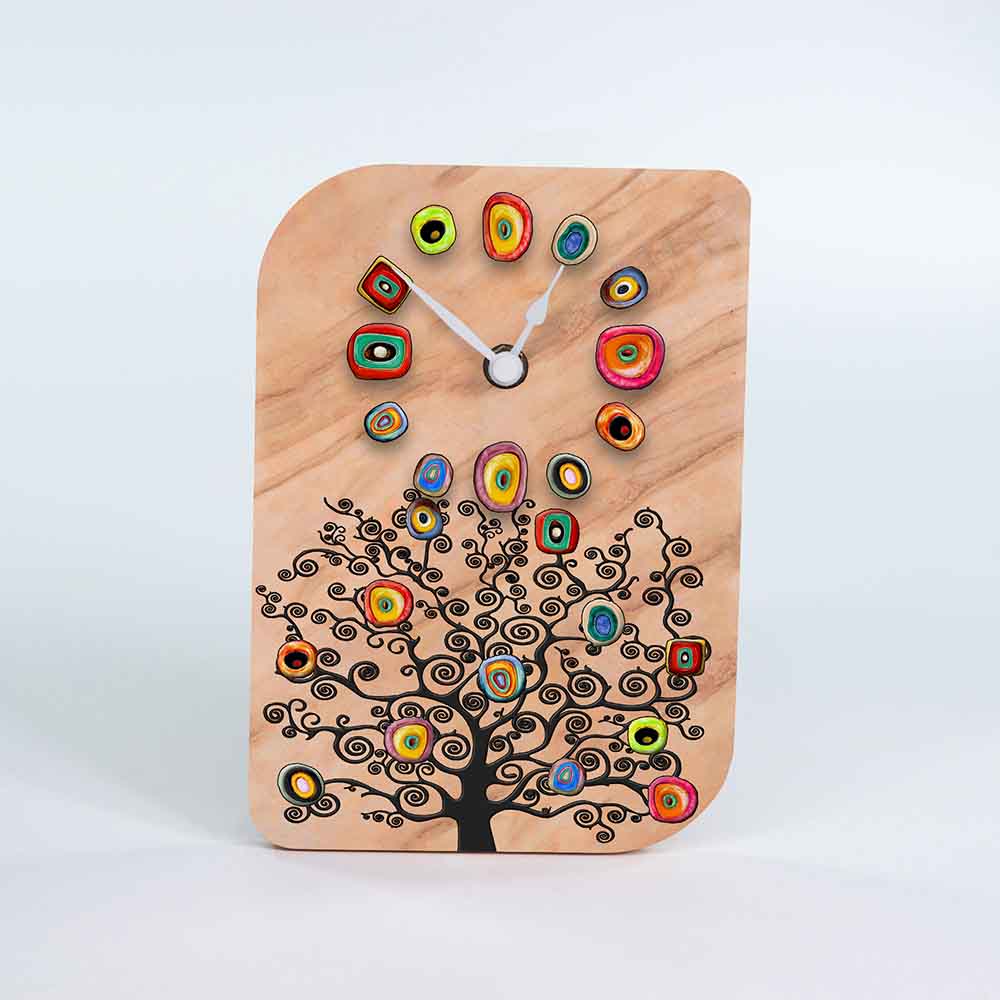 Orologio in ulivo da tavolo con decorazione di un albero stilizzato, simbolo di crescita e connessione, con dettagli raffinati.