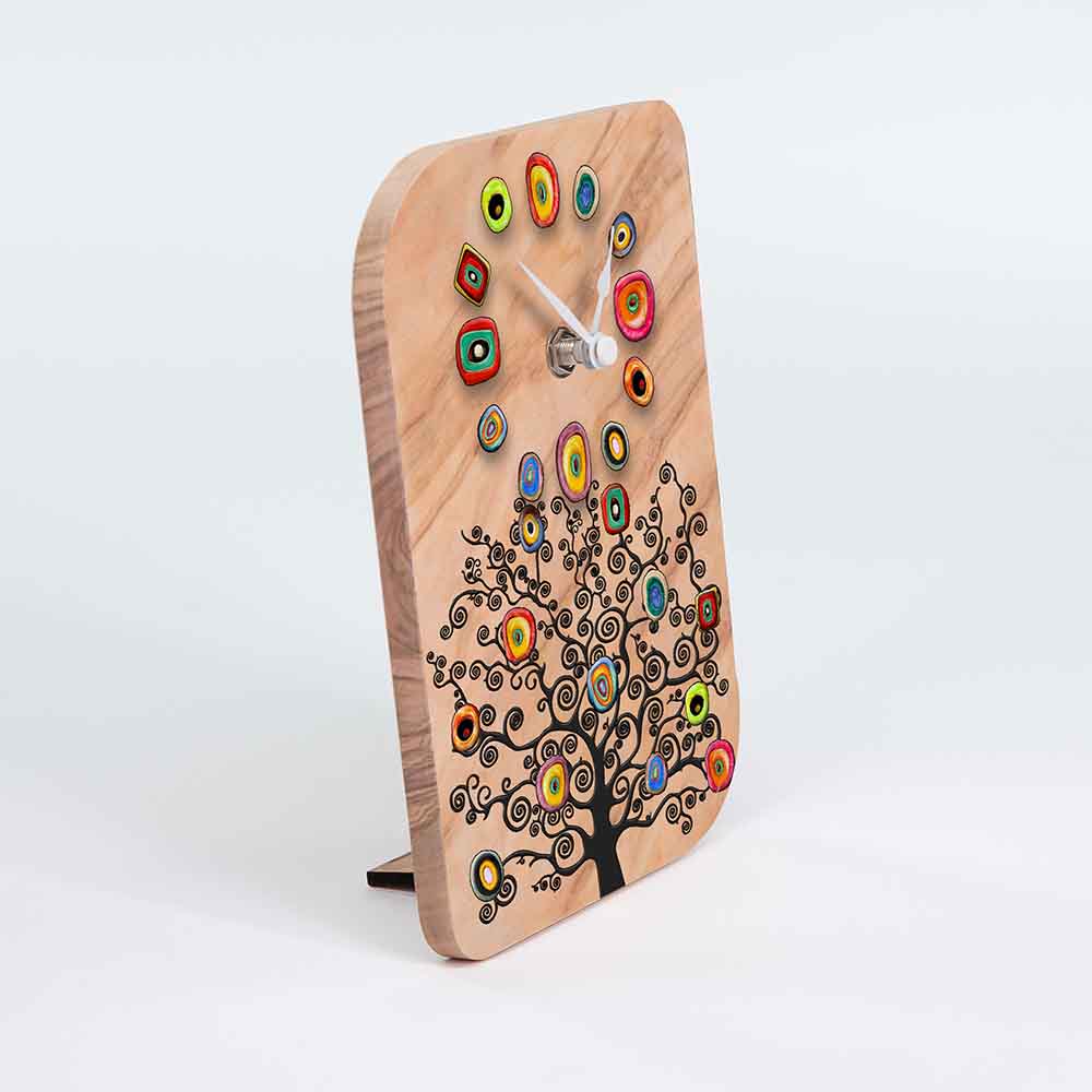 Vista laterale di un orologio in ulivo da tavolo con decoro ad albero, mostrando la profondità del disegno e la texture naturale.