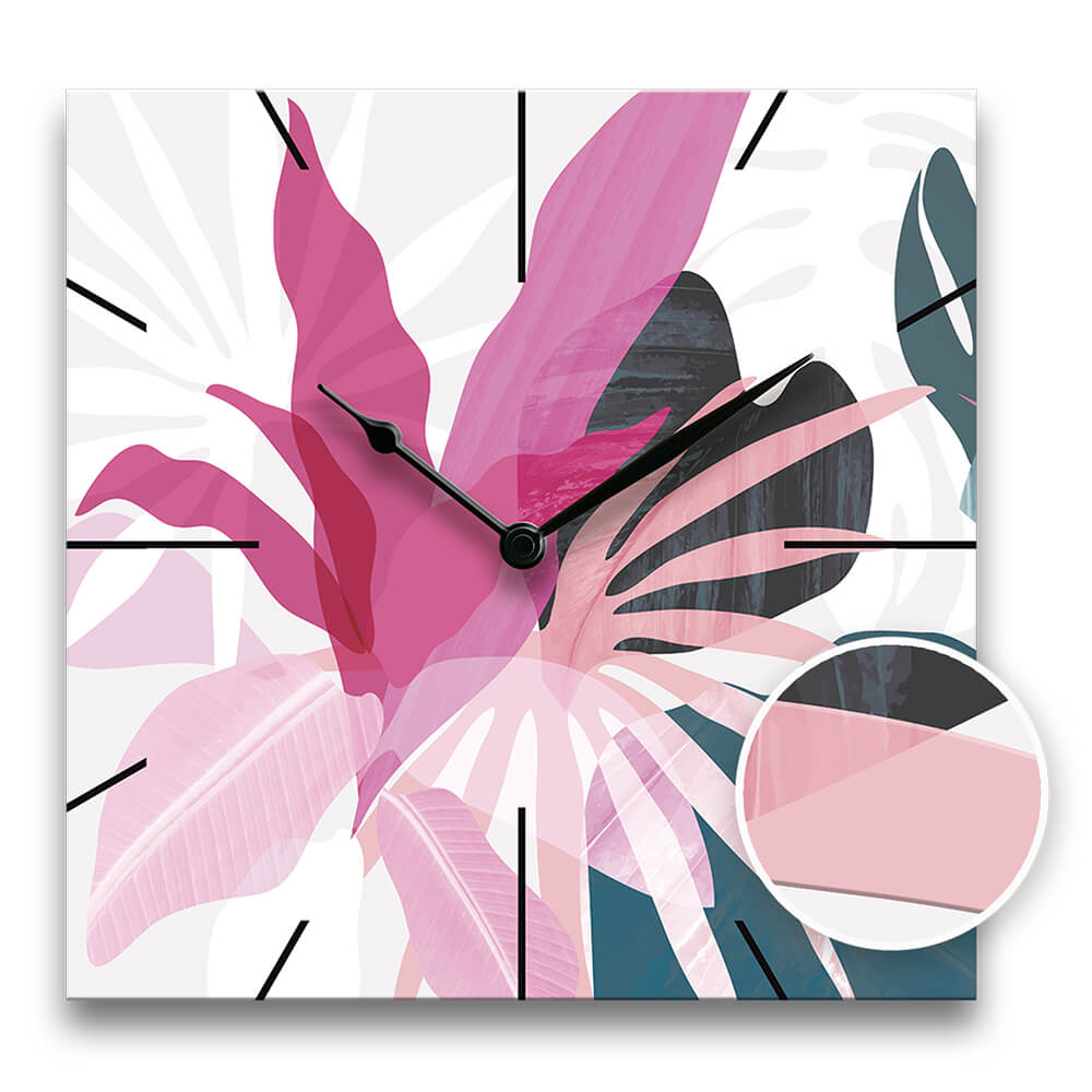 zoom su un dettaglio a rilievo di un orologio da parete con fiori colorati sui toni del rosa