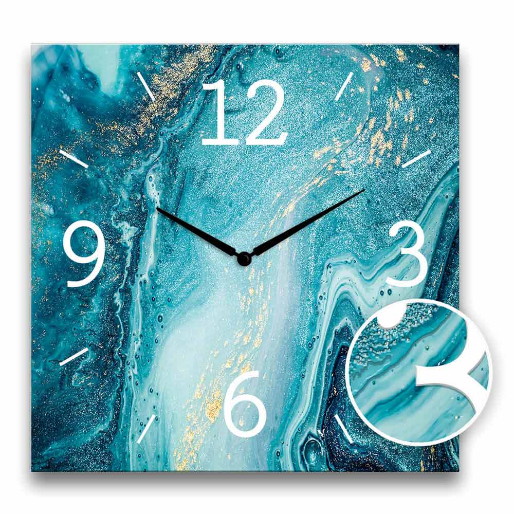 zoom su un dettaglio a rilievo di un orologio quadrato stile fluid art